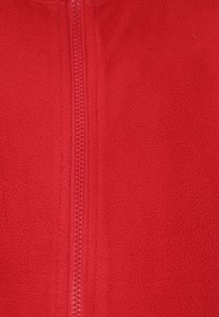Rote Fleecejacke mit durchgehendem Reißverschluss in der Mitte. Weiche Textur, glattes Material und gleichmäßige Farbe im gesamten Jackenbereich.