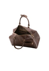 Sac de voyage en cuir marron avec deux poignées, fermeture éclair dorée et un motif intérieur écossais. Comprend une poche extérieure zippée et une forme structurée.