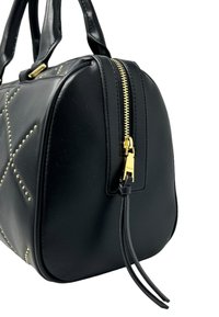 Borsa a tracolla in pelle nera con motivo trapuntato e borchie dorate, dotata di chiusura con zip dorata e duplice manico per un facile trasporto.