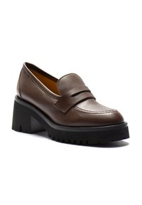 Mocassino in pelle marrone con punta cucita e dettaglio a fascia, caratterizzato da una robusta suola nera a piattaforma con texture zigrinata.