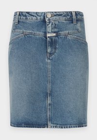Mini-jupe en denim bleu avec fermeture frontale à boutons et zip, passants pour ceinture et poches avant.