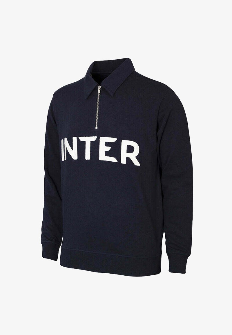 Marineblauwe pullovertrui met een rits, voorzien van een witte 'INTER'-print op de voorkant. Gemaakt van zacht materiaal met een kraag en lange mouwen.