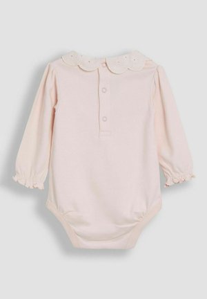 Hele roosakas pikkade varrukatega bodi voldiliste kaeluste, esiülest kinnitatavate nuppude ja volangiliste mansettidega; pehme kangas ja tihedalt istuv lõige.