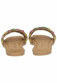 Vlakke sandalen met een tan kleurige zool, voorzien van meerkleurige kralenbanden in een lusvorm. Zachte textuur met een glad voetbed.