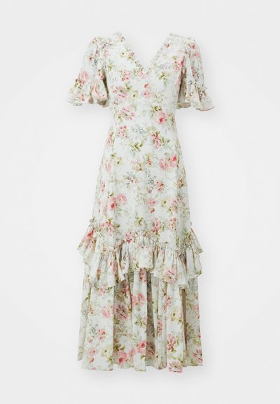 Virágmintás, könnyű anyagból készült ruha, V-kivágással, puffos ujjal és réteges fodrokkal az alján, pasztell rózsaszín és zöld színekben.