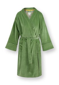Groene pluchen knie-lange ochtendjas met brede mouwen, twee vo pockets, een bijpassende riem en een bloemige binnenvoering bij de kraag.