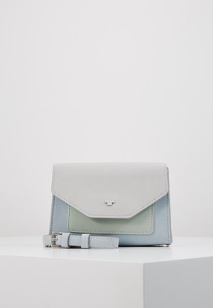 Sac à main rectangulaire en cuir aux tons gris clair et bleu pastel. Comprend un rabat frontal avec un logo argenté et une bandoulière réglable.