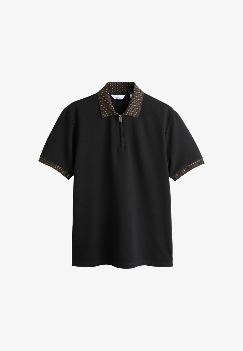 Polo noir à manches courtes avec col texturé marron et bords de manches, présentant une courte fermeture éclair à l'avant.