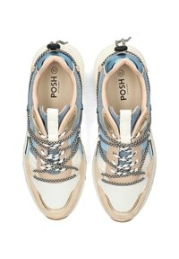 Sneaker leggere con un mix di materiali bianchi, blu e beige. Parte superiore testurizzata, lacci con motivo e logo del brand in evidenza all'interno.