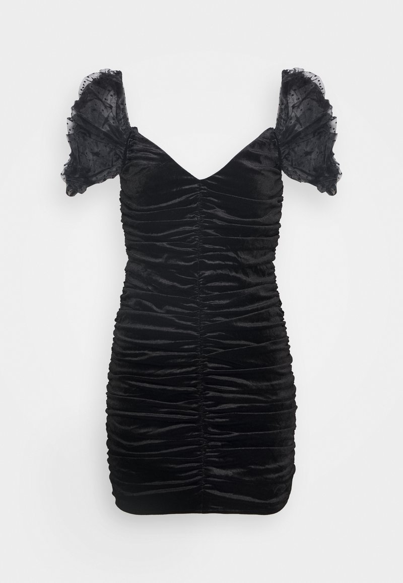 Robe en velours noir avec une coupe ajustée, une texture froncée et des manches bouffantes transparentes. Elle présente un décolleté en V et des détails froncés sur toute la surface.