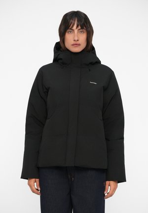 Zwarte, geïsoleerde hoodie-jas met een minimalistisch ontwerp, voorzien van een centrale ritssluiting, elastische trekkoorden en een klein logo op de borst.