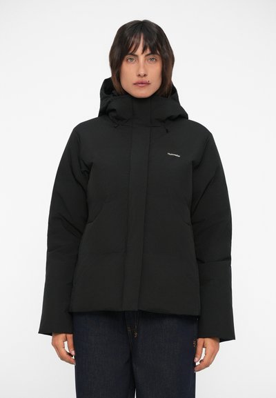 Schwarze, isolierte Kapuzenjacke mit minimalistischem Design, zentriertem Reißverschluss, elastischen Kordeln und kleinem Logo auf der Brust.