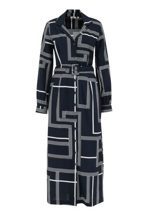 Robe longue bleu marine avec des motifs géométriques blancs, devant à boutons, col et taille ceinturée. Fabriquée en tissu léger avec des manches longues.
