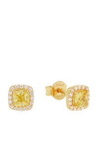 Pendientes de estrella en tono dorado que presentan una piedra amarilla cuadrada rodeada de cristales transparentes, con un acabado pulido y cierre de presión.