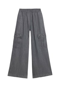Grijze cargo-broek met brede pijpen en een elastische tailleband, voorzien van twee zijzakken versierd met zilveren studs. Zacht, textuurgegeven stof.