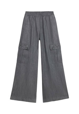 Graue weite Cargo-Hosen mit einem elastischen Bund, die mit zwei seitlichen Taschen mit silbernen Nieten verziert sind. Glatter, strukturierten Stoff.