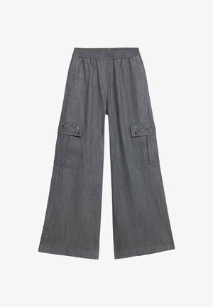 Graue weite Cargo-Hosen mit einem elastischen Bund, die mit zwei seitlichen Taschen mit silbernen Nieten verziert sind. Glatter, strukturierten Stoff.