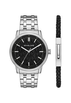 Reloj de eslabones metálicos plateados con esfera negra y marcadores plateados, combinado con una pulsera de cuero trenzado negra con cierre plateado.