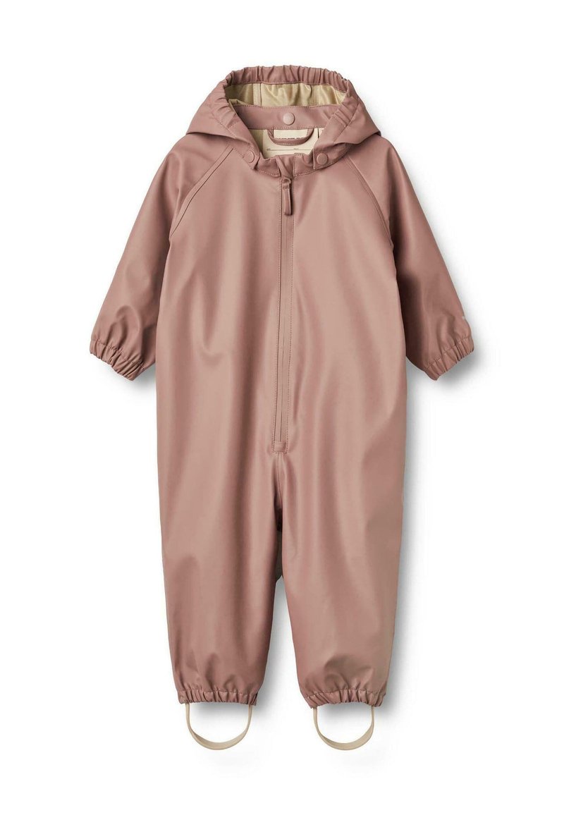 Tuta impermeabile rosa con cappuccio, polsini elastici, chiusura frontale con zip e fasce per i piedi per una vestibilità sicura. Texture liscia, design minimalista.