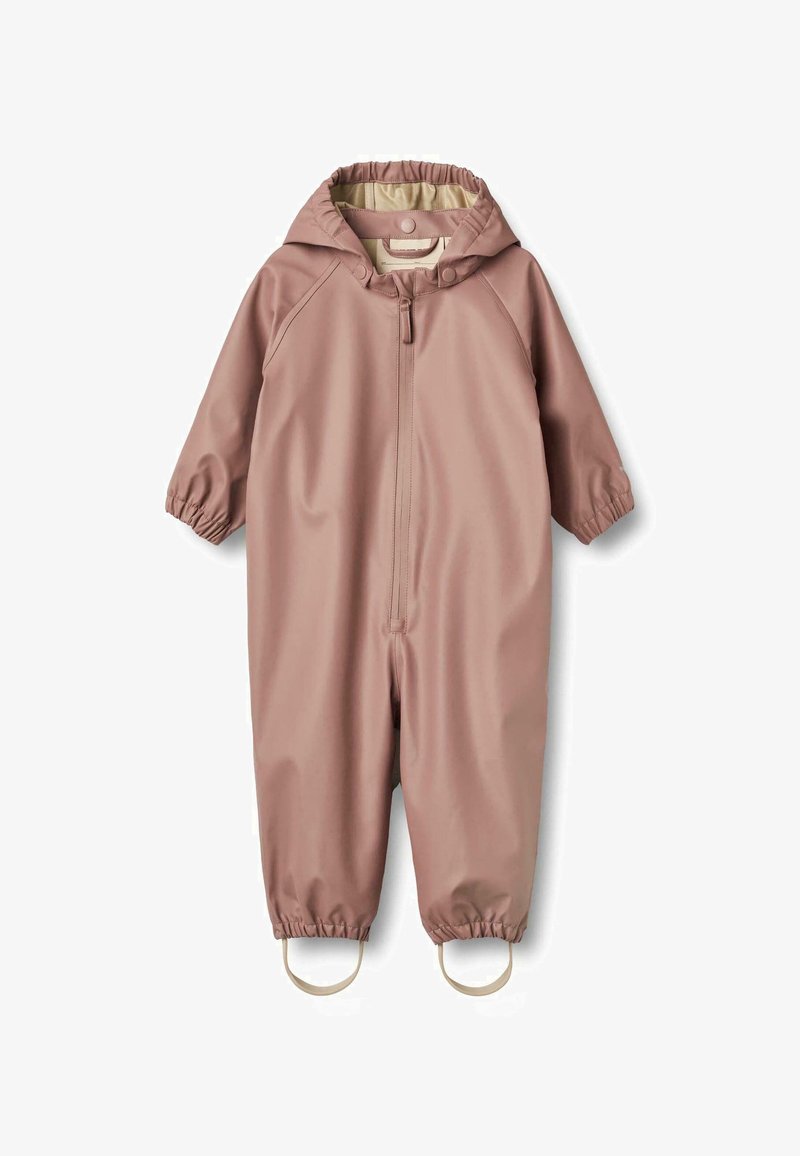 Tuta impermeabile rosa con cappuccio, polsini elastici, chiusura frontale con zip e fasce per i piedi per una vestibilità sicura. Texture liscia, design minimalista.