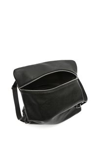 Črna usnjena torbica za ramo s plosko obliko, zadrgo in nastavljivim trakom. Gladka tekstura in minimalistična zasnova.