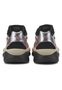 Svarta, silverfärgade och korallfärgade löparskor med en texturerad ovandel, vadderad krage och framträdande varumärkens logotyp på hälen. Tjock svart sula.