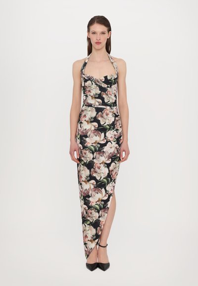 Maxi kjole i sort stof med et blomstermønster i pink og grøn. Halterneck-design med sideslids og tætsiddende silhuet.