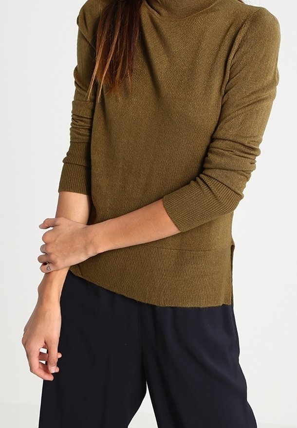 Maglione a collo alto verde oliva con lavorazione a tessuto, maniche lunghe e tasca frontale. Presenta spacchi laterali all'orlo per un fit rilassato.