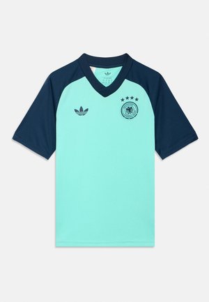 Maillot de sport à manches courtes turquoise clair et bleu marine foncé avec col en V, logo Adidas et écusson de la Fédération allemande de football avec quatre étoiles.