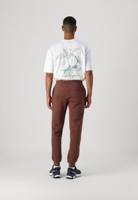 Converse PANTS UNISEX - Tepláky - bear nap