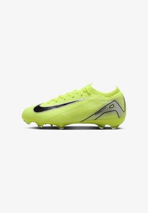 Crampon de football jaune fluo avec une tige texturée, swoosh noir et accents argentés. Présente un design low-top et des crampons moulés pour une bonne traction.
