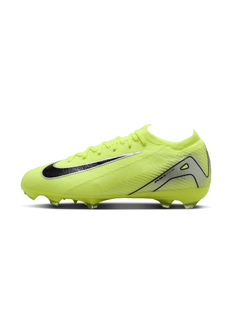 Neon gele voetbalschoen met een gestructureerde bovenkant, zwarte swoosh en zilveren accenten. Heeft een low-top ontwerp en gemolde noppen voor grip.