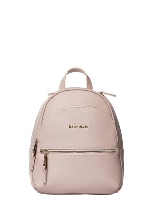 Petit sac à dos rose clair avec des fermetures éclair dorées et le logo "Marc Ellis" sur la poche avant, doté d'une poignée supérieure et de deux curseurs de fermeture éclair.
