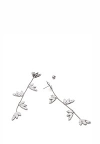 Pendientes de plata compuestos por diseños alargados de hojas con una superficie texturizada, que cuentan con un gancho en forma de tallo y un pequeño respaldo cilíndrico.