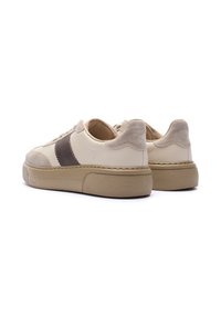 Leren sneakers in beige en tan met een gestructureerd design, voorzien van een gladde neus en een contrasterend suède accent aan de zijkant. Rubberzool.