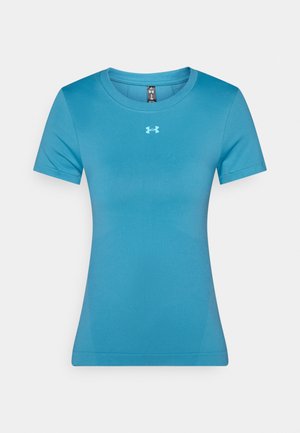 Blå atletisk t-shirt lavet af glat stof med korte ærmer og rund halsudskæring, med en lille hvid logo på brystet.