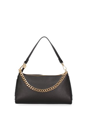 Borsa a tracolla in pelle nera con manico corto e catena decorativa dorata sulla parte anteriore, chiusura superiore con cerniera, forma rettangolare.