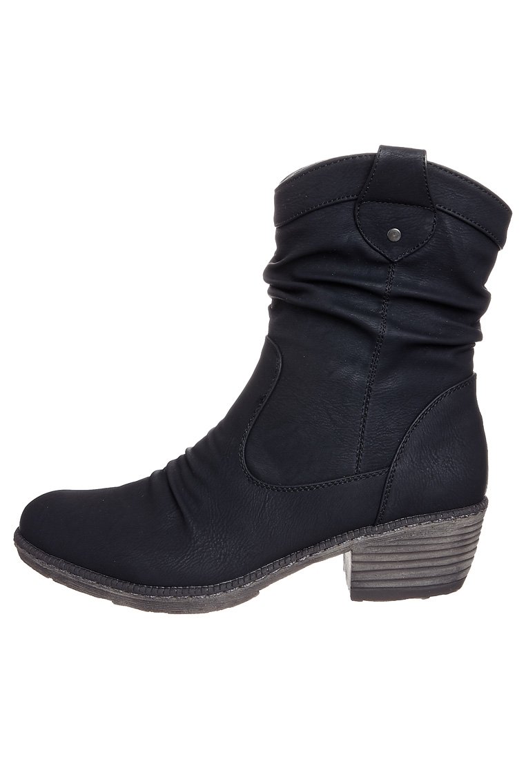 Botines negros de cuero suave y texturizado, con un diseño fruncido, detalles decorativos en las costuras y un tacón bajo apilado.