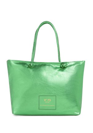 Glanzende groene draagtas met dubbele handvatten en een kleine geperste logo patch aan de voorkant in het midden.