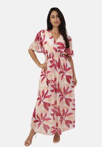 Robe maxi à motifs floraux avec un décolleté en V profond, des manches courtes et une taille smockée. Présente de grands motifs floraux rouges et pêches sur un fond clair.
