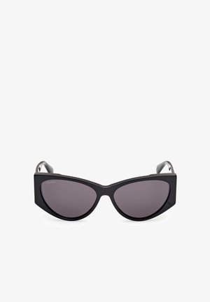 Sorte katteøje-solbriller med glatte plastikrammer og mørkt tonede linser. Har tynde metallakcenter ved kanterne.