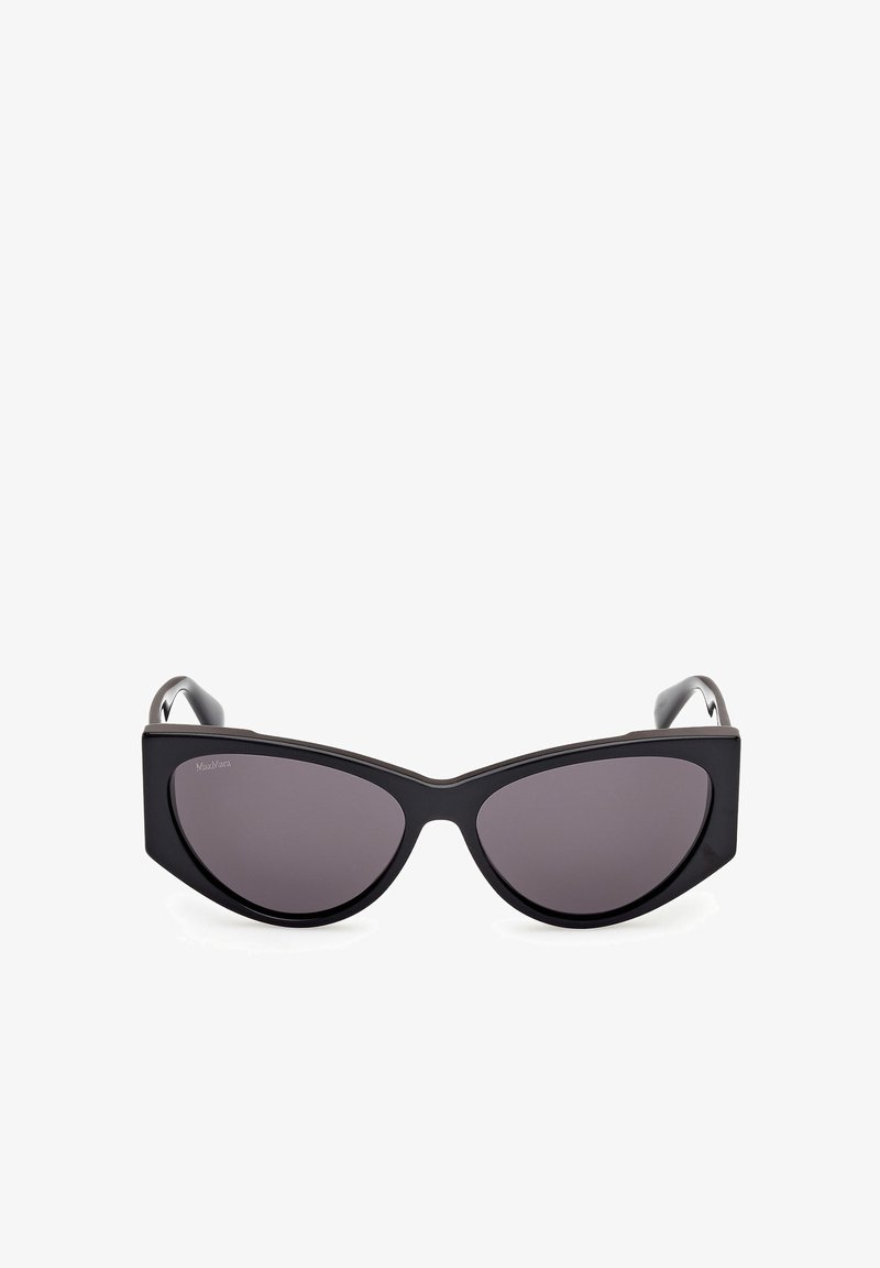Černé sluneční brýle ve tvaru kočičích očí s hladkými plastovými obroučkami a tmavými skly. Jsou vybaveny tenkými kovovými akcenty na okrajích.