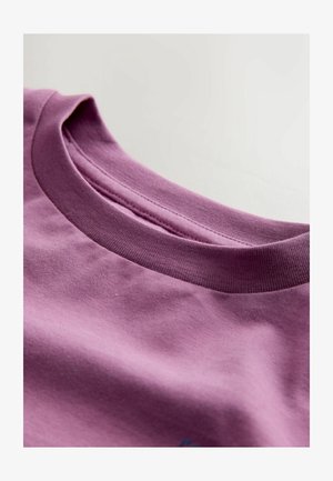 Paars katoenen t-shirt met een geribde ronde hals. De stof heeft een gladde textuur met een subtiele glans; minimalistisch ontwerp zonder opdruk.
