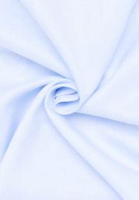 Lichtblauwe stof met een gladde textuur en subtiel diagonale patronen, in een circulaire vouw gerangschikt. Geen opmerkelijke bevestigingsmiddelen of accenten aanwezig.