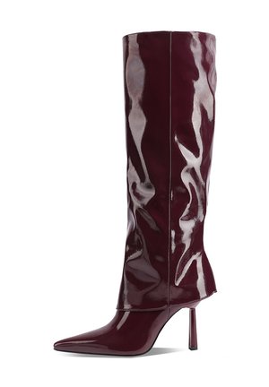 Stivali al ginocchio bordeaux lucidi con punta affusolata, tacco a stiletto sottile e superficie liscia e riflettente; design aderente con cuciture minime.