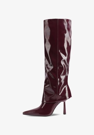 Stivali al ginocchio bordeaux lucidi con punta affusolata, tacco a stiletto sottile e superficie liscia e riflettente; design aderente con cuciture minime.