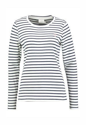 Chemise à manches longues blanche avec des rayures horizontales bleu marine, dotée d'un col rond et d'un petit détail en forme de cœur rose sur la poitrine gauche.