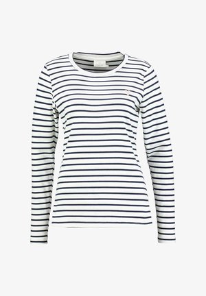 Wit shirt met lange mouwen en marineblauwe horizontale strepen, voorzien van een ronde hals en een klein roze hartje op de linkerborst.