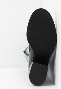 Jeffrey Campbell Kozaki na obcasie