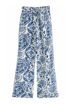 Weite Hosen mit blauen Blumen- und geometrischen Mustern auf weißem Stoff, ausgestattet mit einem elastischen Bund und einer Kordel.